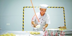 36年前的手工月饼什么味道？这位老点心师没忘