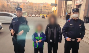 男孩贪玩走失路边哭泣 民警巡逻中暖心相助平安寻亲